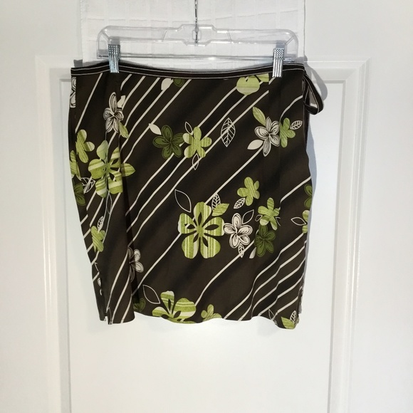 Tommy Bahama Dresses & Skirts - Tommy Bahama 18 Golf Floral Skort’s Ribbon Waistband Brown/ Green Size 12